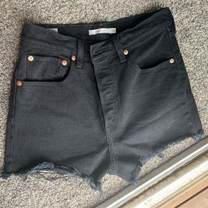 Black Levi’s rib cage cutoff shorts size 28.
